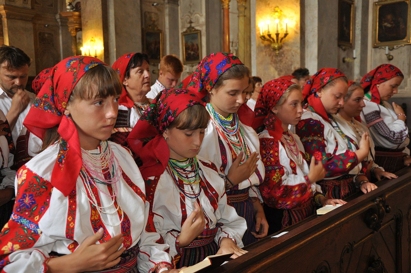 Mise a Szent Imre templomban és csángó est a Városházán